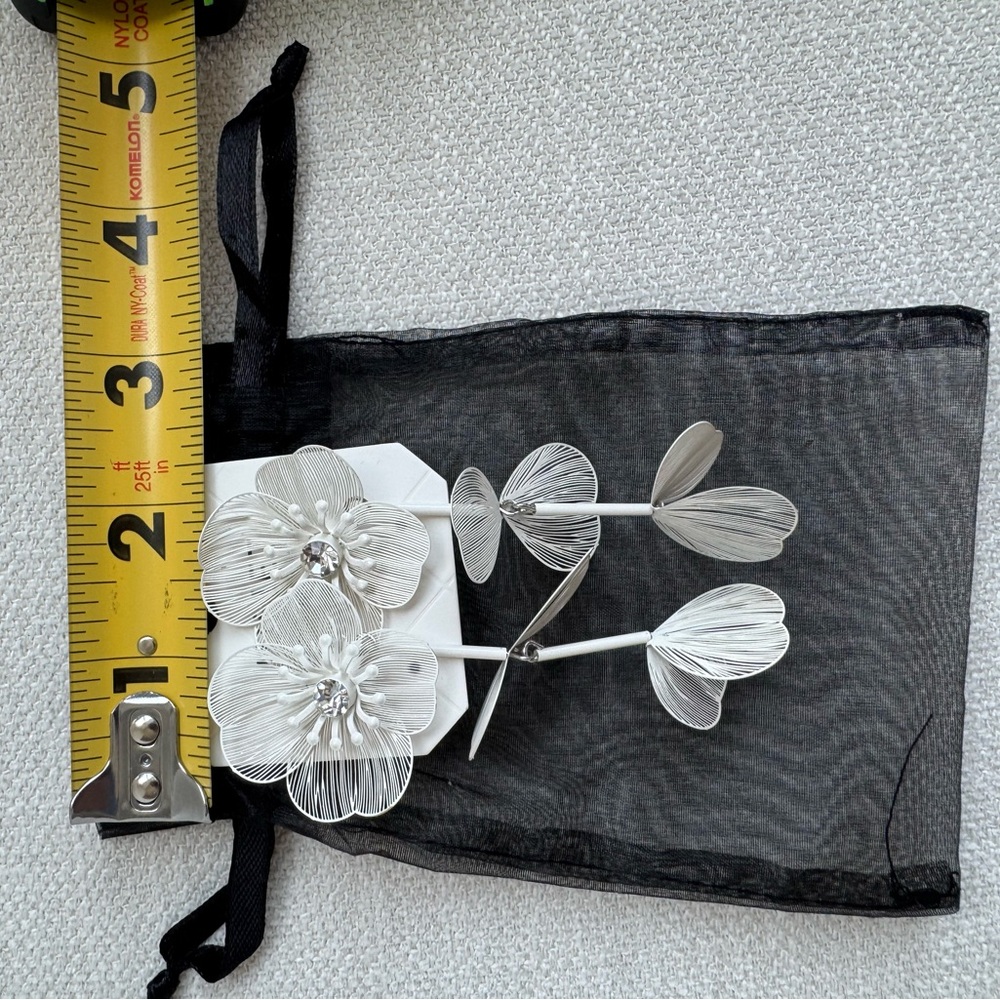 NWT Chic Floral Dangle Earrings - Picture 5 of 5
